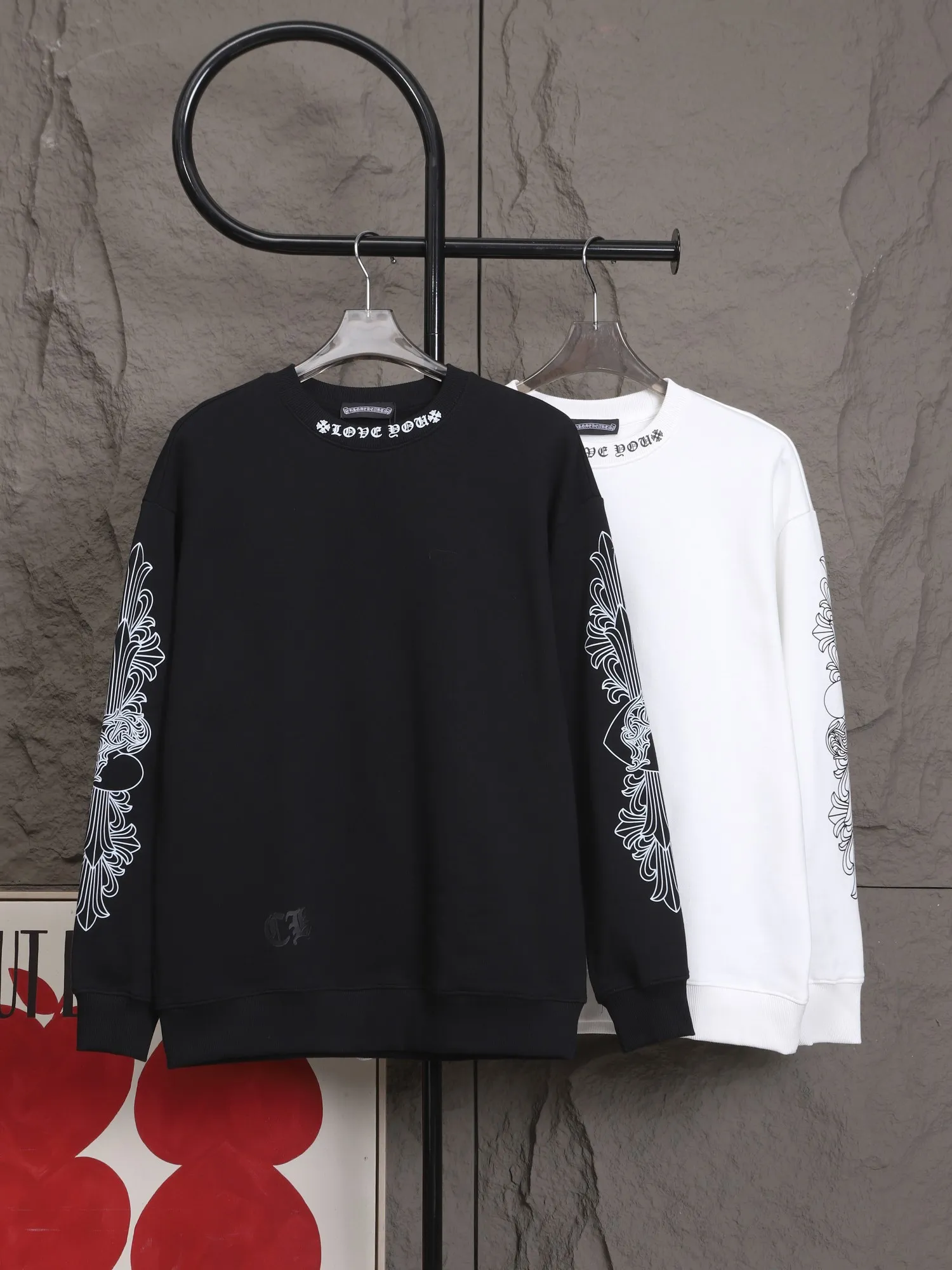 P240 top version Crow Heart Sweatshirt Controller, check it out! The DNA of this wave of outfits has moved directly!   The black model is perfect for coolness. The iconic Sanskrit on the neckline and the criss-cross arm design on the sleeves give it a dark and high-end feel. Wear it casually and you will look like a street trendy person. The white model is clean and classy, ​​simple yet with a sense of detail. It is perfect for daily pairing with jeans or overalls. It can turn into a cool trendy man or woman in an instant!   Both models have great texture and are very comfortable on the upper body. This kind of handsome and attitude-oriented item is a must-have in your autumn and winter wardrobe! #ChromeHearts #hoodiewear #trend single product #ootd